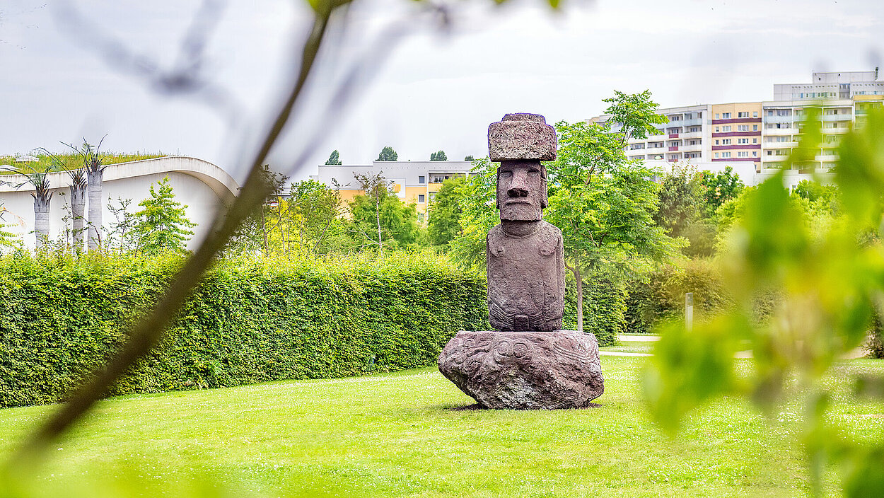 Gärten der Welt, Berlin; Moai-Skulptur vor dem Chilenischen Garten, Juni 2024 