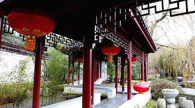 Der rote Holzgang im Chinesischen Garten