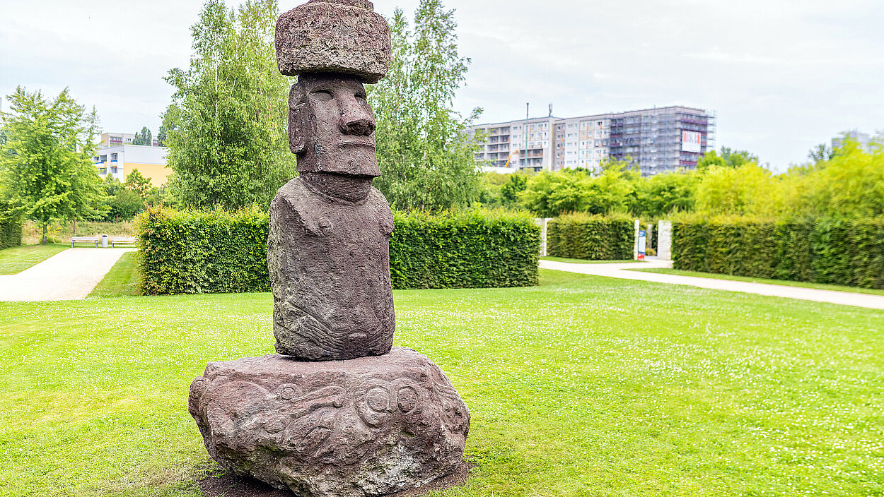 Gärten der Welt, Berlin; Moai-Skulptur vor dem Chilenischen Garten, Juni 2024
