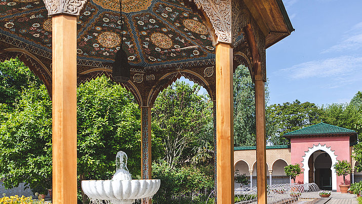 Blick auf zentralen Brunnen im Innenhof des Orientalischen Gartens in den Gärten der Welt