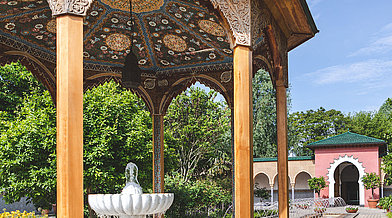 Blick auf zentralen Brunnen im Innenhof des Orientalischen Gartens in den Gärten der Welt