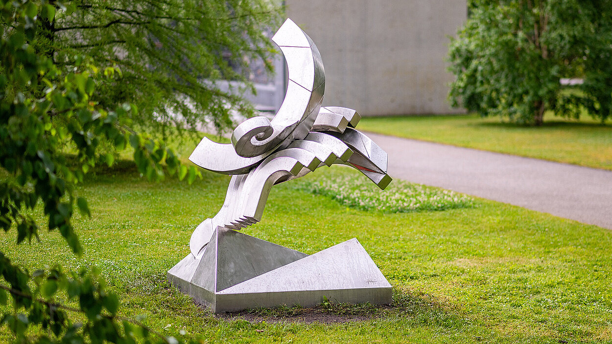 Gärten der Welt, Berlin; Woge-Skulptur (Volkmar Haase) vor den Wassergärten, Juni 2024