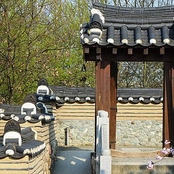 Aufwendig gestaltetes Tor im Koreanischen Garten in den Gärten der Welt