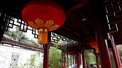 Der rote Holzgang im Chinesischen Garten, Detailaufnahme eines Lampions